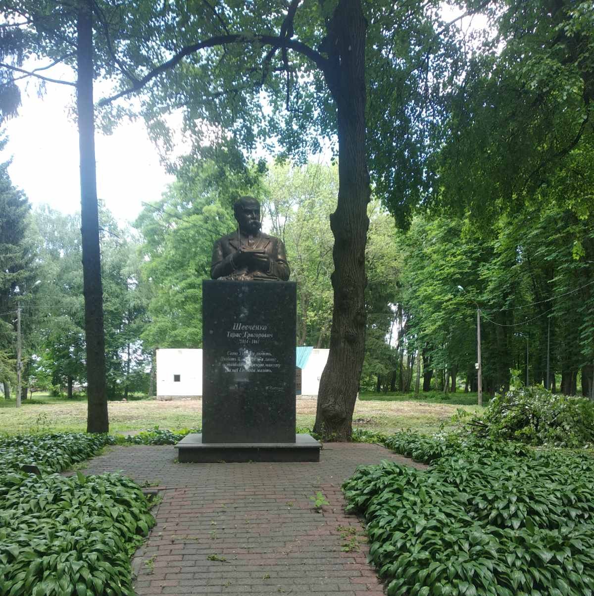 Фотографія пам'ятник Тарасу Шевченку в міському парку